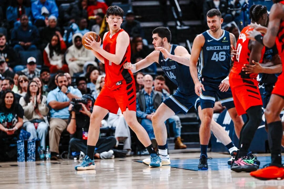 Lần đầu tiên trong sự nghiệp NBA của Dương Hãn Thần được xuất phát! Người hâm mộ Trung Quốc đã chờ đợi suốt 5354 ngày rồi.