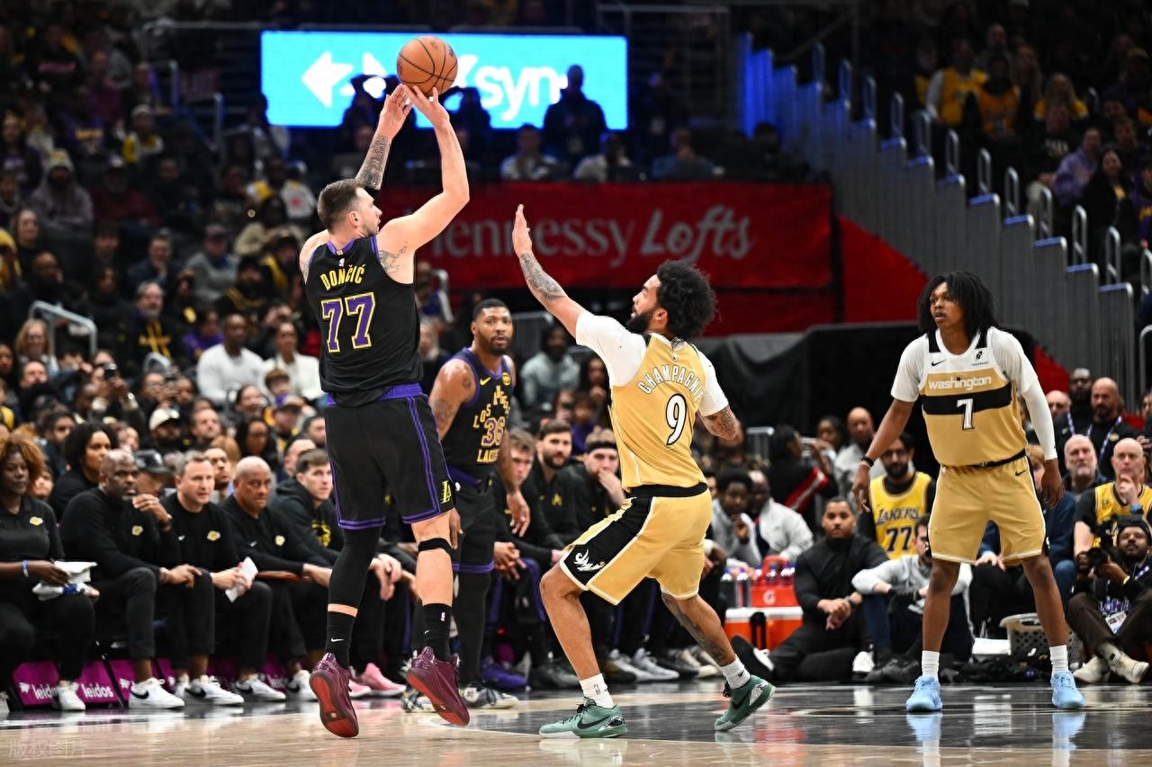 Kết thúc hồi hộp sau ba hiệp! Doncic ghi 37 điểm, 11 rebound và 13 kiến tạo, LeBron James ghi 20 điểm, Lakers thắng lớn trước Wizards