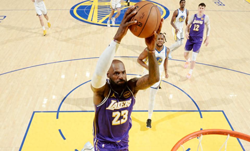 Hai lần liên kết cha con! James ghi 26 điểm, 8 rebound và 11 assist, Lakers đánh bại Warriors ba lần và giữ vị trí thứ 4 ở khu vực phía Tây