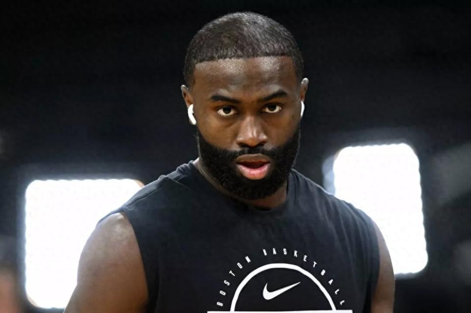 Dùng phấn chân tóc làm bẩn đối thủ? Brown đáp trả đầy tự tin: Dấu ấn nhà vô địch thì nên gửi cho tôi một tấm thiệp cảm ơn