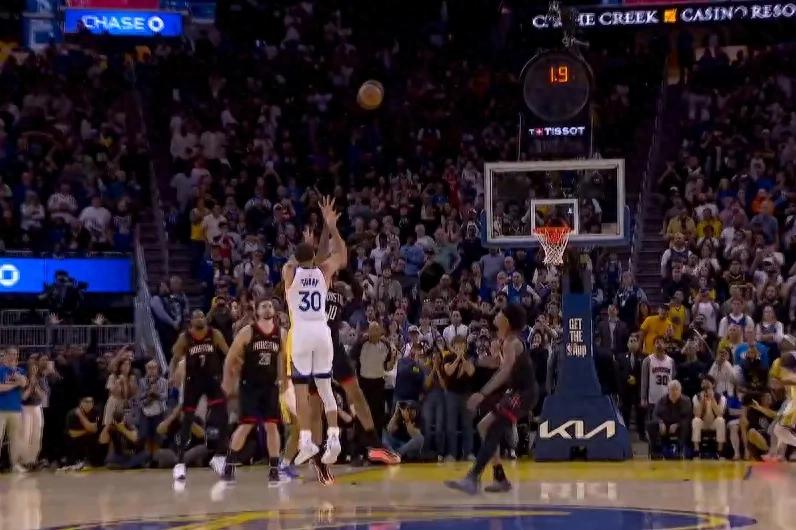 Curry chỉ còn một cú ném định mệnh để có một đêm trở lại hoàn hảo