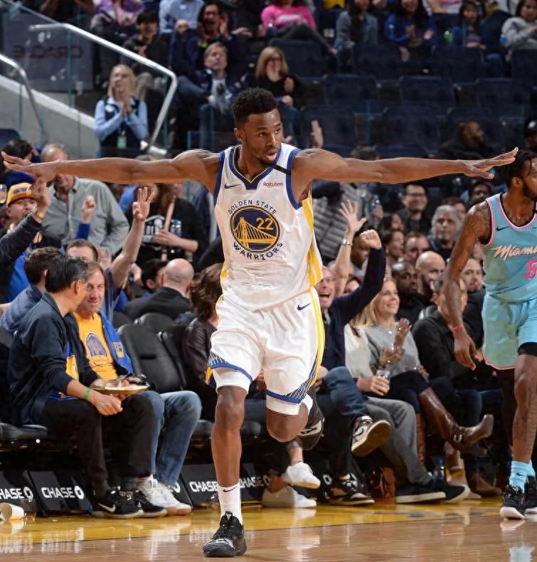 Wiggins để lại cho Warriors vẫn là một nụ cười