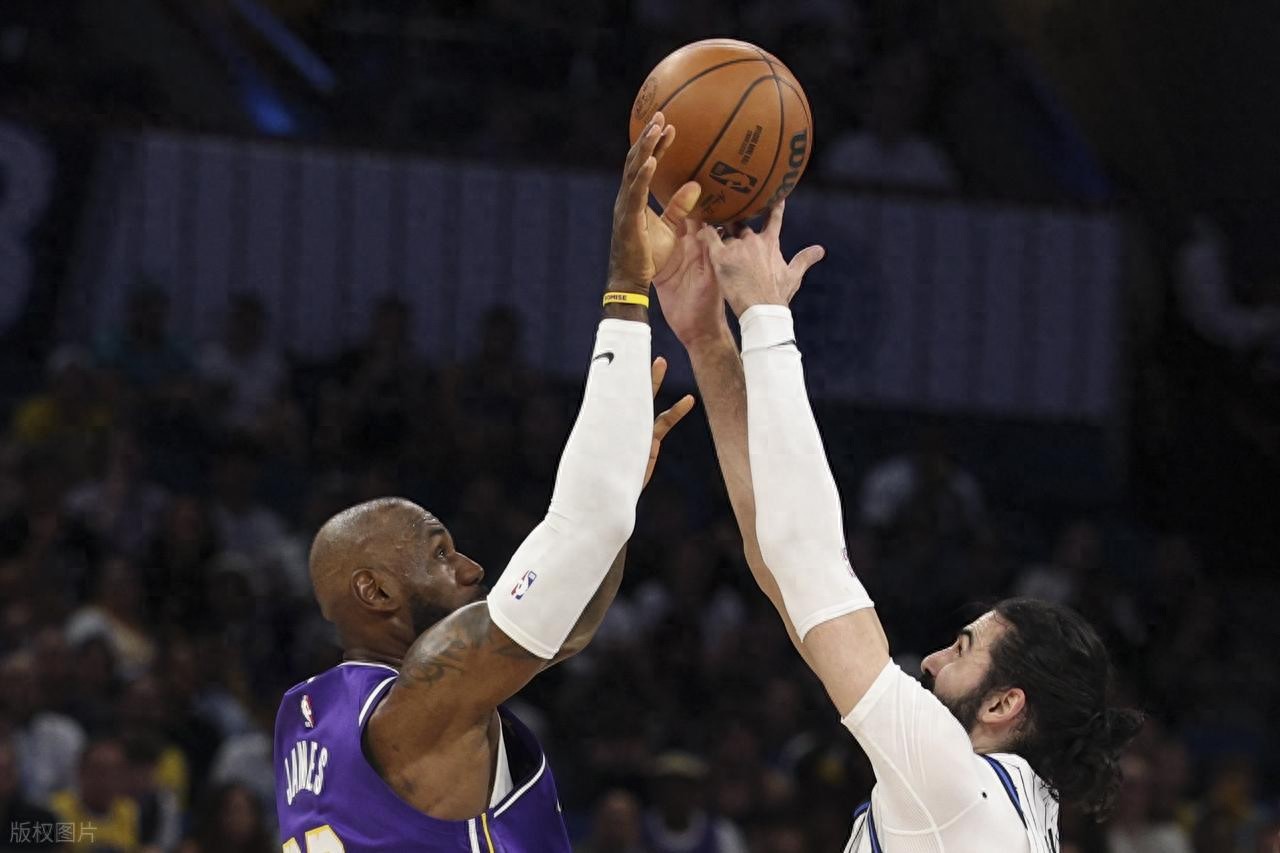 Độc hưởng số một lịch sử! James ra sân 1612 trận, Kennard ghi ba điểm quyết định, Lakers thắng Magic trong gang tấc