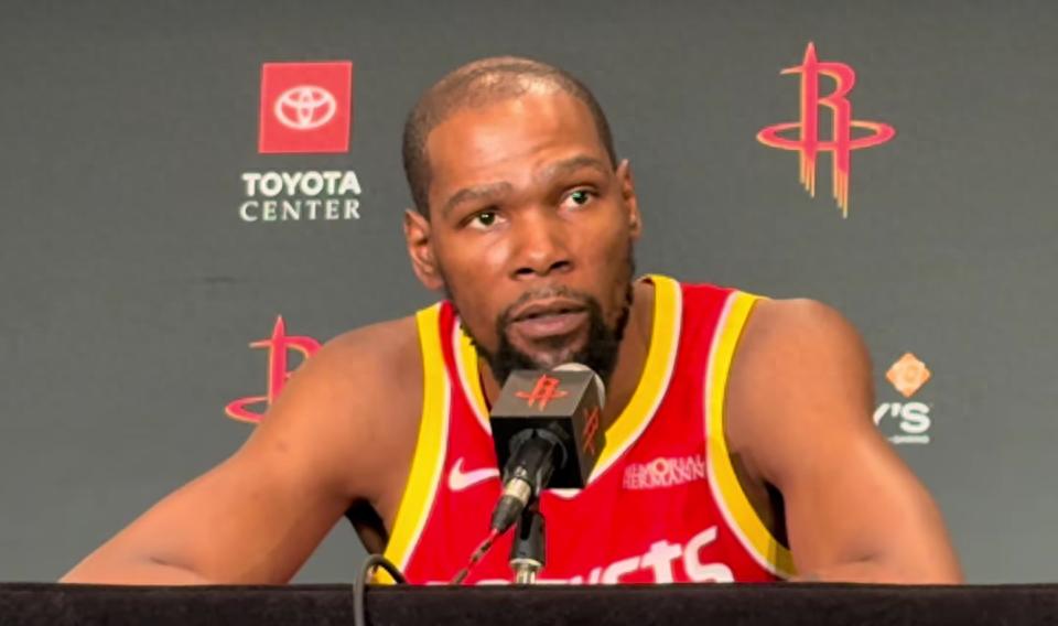 Trong ngày truyền thông của Rockets, Durant bày tỏ sự phản đối việc Udoka cắt giảm thời gian ra sân của mình, và anh tin rằng đội sẽ mạnh nhất khi có anh trên sân.