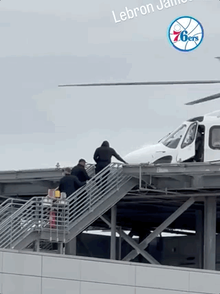 Ngày đầu tiên 76ers bước vào tập luyện, James rời đi bằng trực thăng, chi phí đi lại lên tới 1,5 triệu USD.