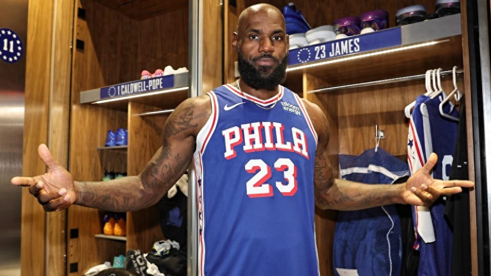 Đội 76ers triển khai chiến thuật tấn công: Trong tấn công nửa sân, phần lớn tình huống được phát động từ James, còn ở những pha phản công nhanh, nhiều cầu thủ thay nhau cầm bóng.
