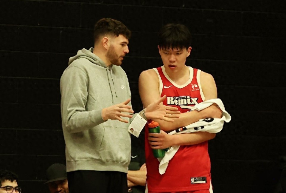 Cảnh ấm lòng phía sau thành tích 18+10+4 của Dương Hàn Thần! Klingen nghiêm túc chỉ dẫn, người hâm mộ mong chờ tiềm năng được khai phá