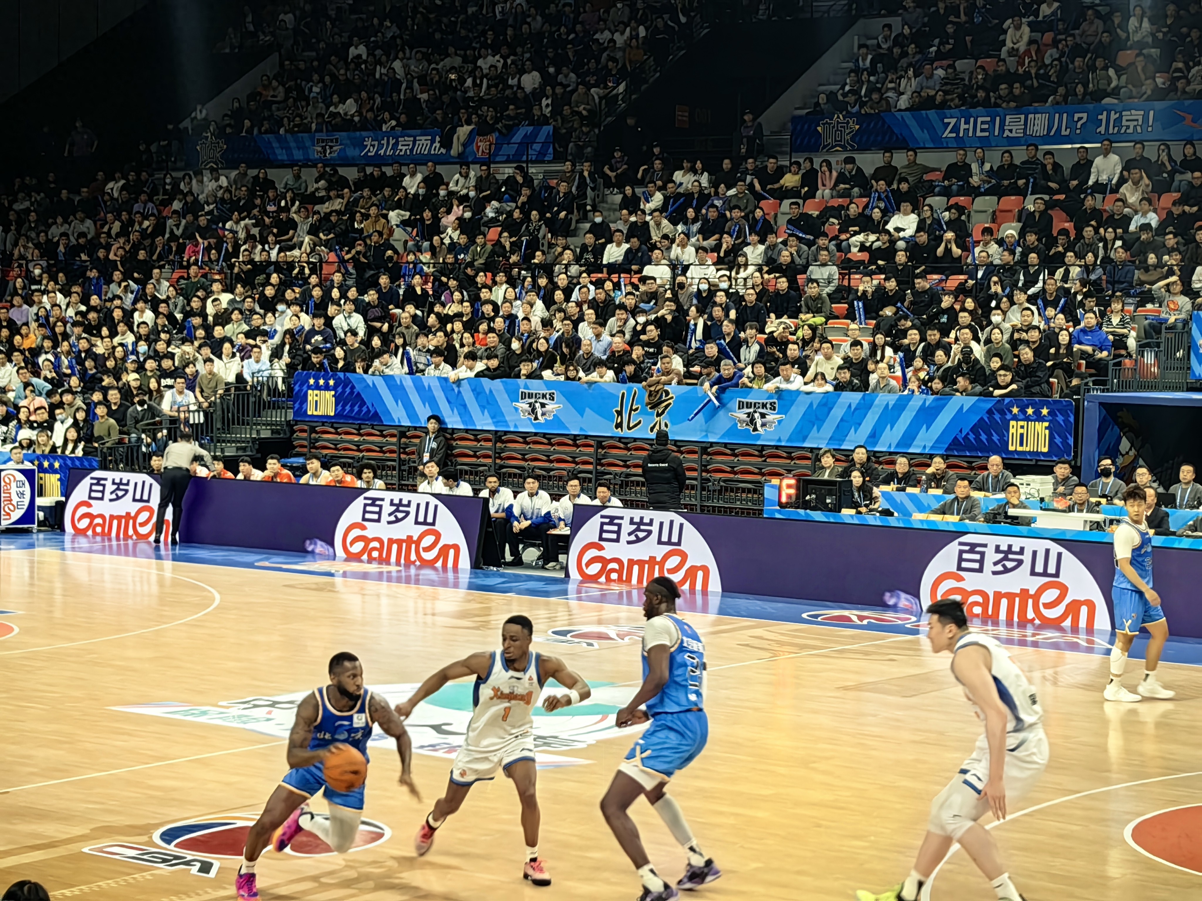 Quá chính xác! Chen Yingjun bắn 3 điểm 8 lần trúng 7, ghi 29 điểm xuất sắc, Zhou Qi đạt 15 điểm 9 rebound, đội bóng Bắc Kinh thắng đậm Tân Cương