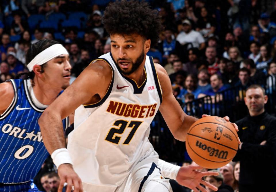 NBA lại xuất hiện tình huống bỏ sót lỗi quyết định! Trước cú ném cuối cùng của Murray, pha phạm lỗi đã không được thổi phạt, lẽ ra có thể giúp Magic bị đánh bại bằng các quả ném phạt quyết định.