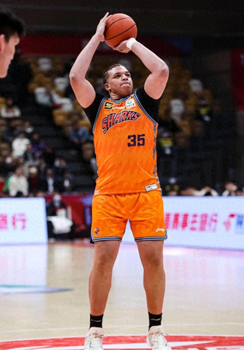 Trận chiến phạm lỗi dữ dội! Chung kết Cúp Câu lạc bộ - Lofton 25+8, sáu cầu thủ Sơn Tây bị truất quyền thi đấu, Thượng Hải thắng áp đảo giành chức vô địch