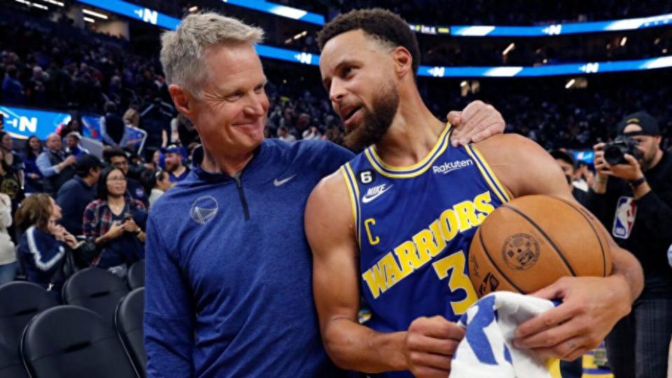 Steve Kerr thẳng thắn nói rằng ông sẽ không bao giờ rời bỏ Curry! Phản hồi về tình cảnh của Kuminga: giống như Wiggins mùa trước