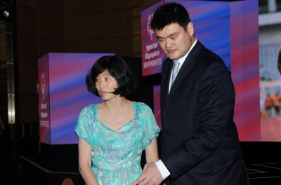 'Khổng lồ' bóng rổ Yao Ming khiến vợ điêu đứng bởi chuyện giường chiếu của mình