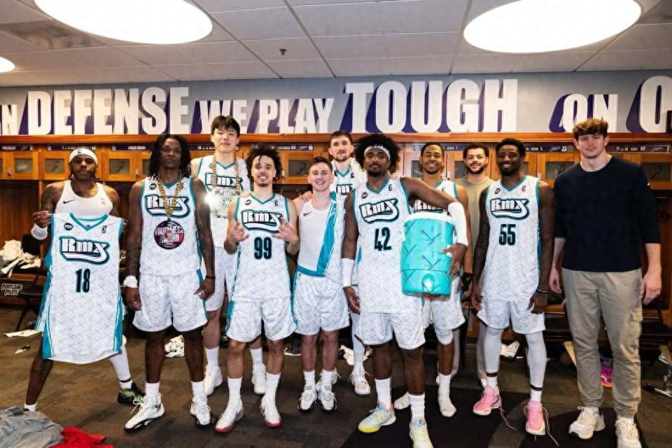 Dương Hàn Thần lại tham gia chụp ảnh tập thể sau trận hòa! Thể hiện xuất sắc và đeo huy chương, vị trí đứng cũng đã thay đổi