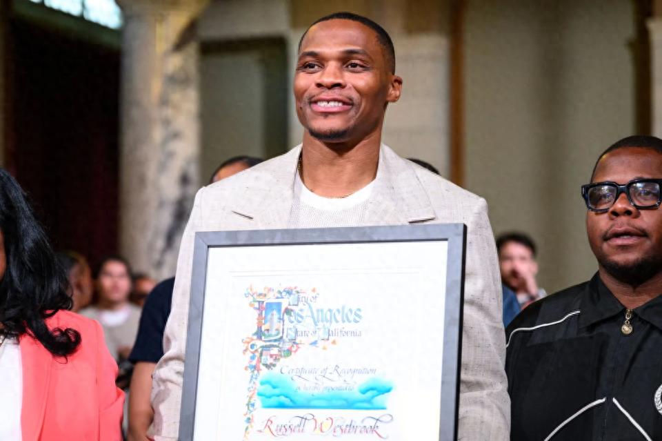 Westbrook được Hội đồng thành phố Los Angeles vinh danh! Công bố mục tiêu mới: trở thành người cầm đuốc Olympic năm 2028.
