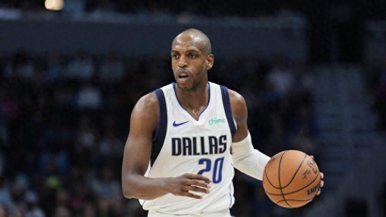 NBA chính thức: Middleton ném hàm răng vào phía khán đài, bị phạt 25.000 USD