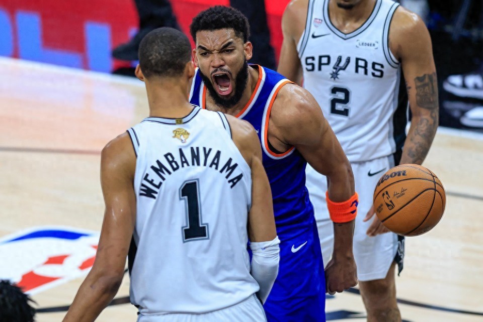 Sai lầm chết người của Wembanyama + cú ném quyết định không vào! New York Knicks giành chiến thắng thứ 13 liên tiếp, hạ gục San Antonio Spurs, dẫn trước 2-0 trong loạt trận
