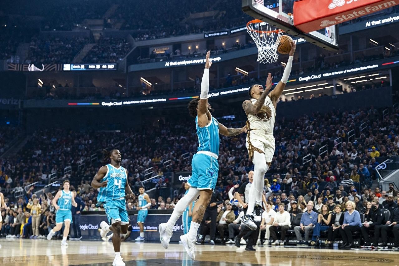 Curry chỉ ghi 14 điểm, Green bùng nổ với 4 cú ném ba điểm ghi 20 điểm, Warriors thắng áp đảo Hornets để giành chuỗi 3 chiến thắng liên tiếp