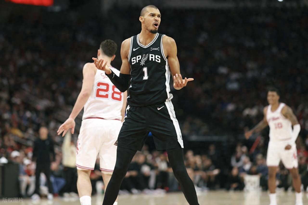 Bùng nổ hiệp cuối! Văn Bân 28 điểm 16 rebounds 5 blocks, Durant ghi 24 điểm nhưng vô ích, Spurs với 5 cầu thủ ghi điểm đôi díp Rockets