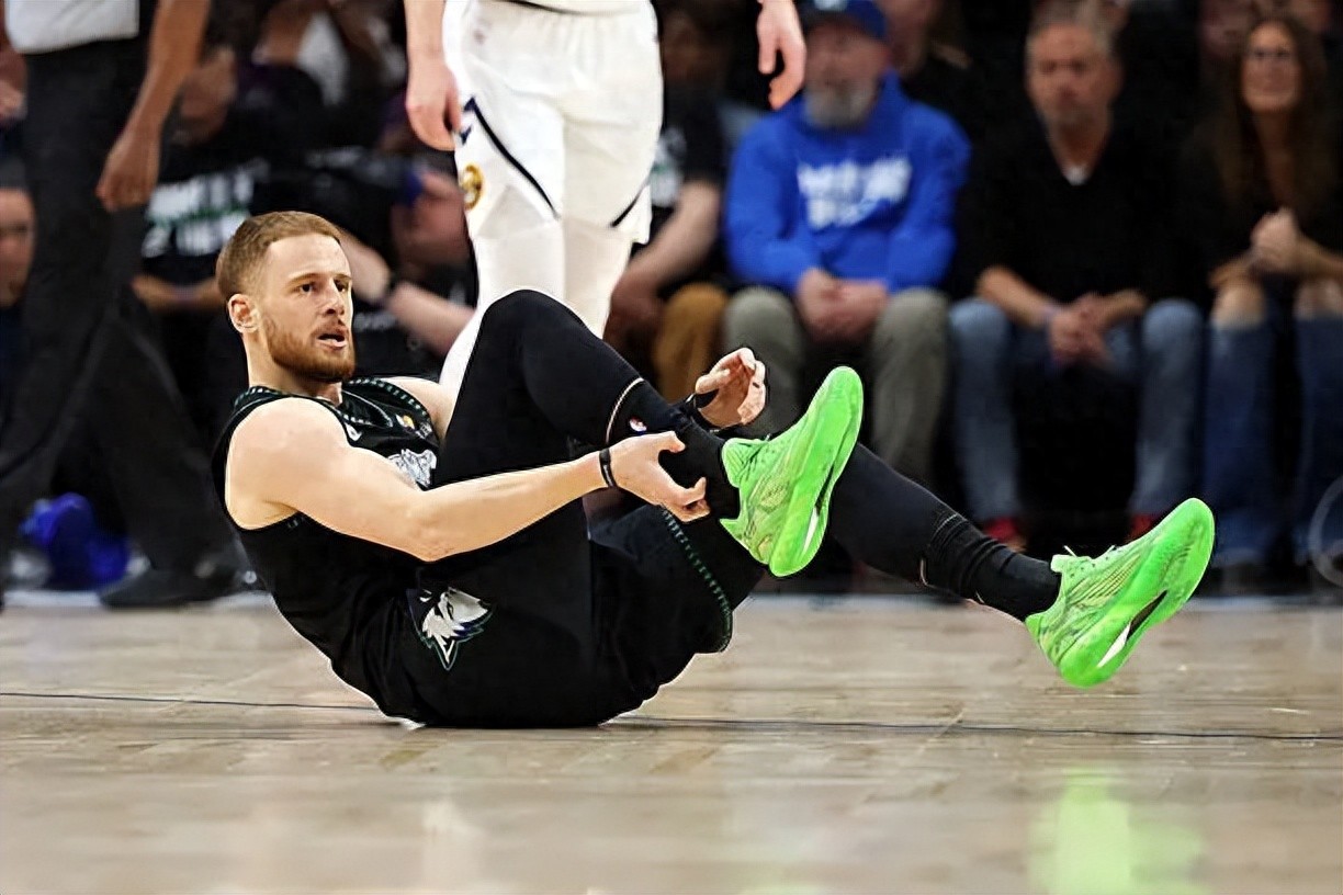 Diven bị chấn thương, Huazi rời sân, Timberwolves giành chiến thắng đầy bi tráng