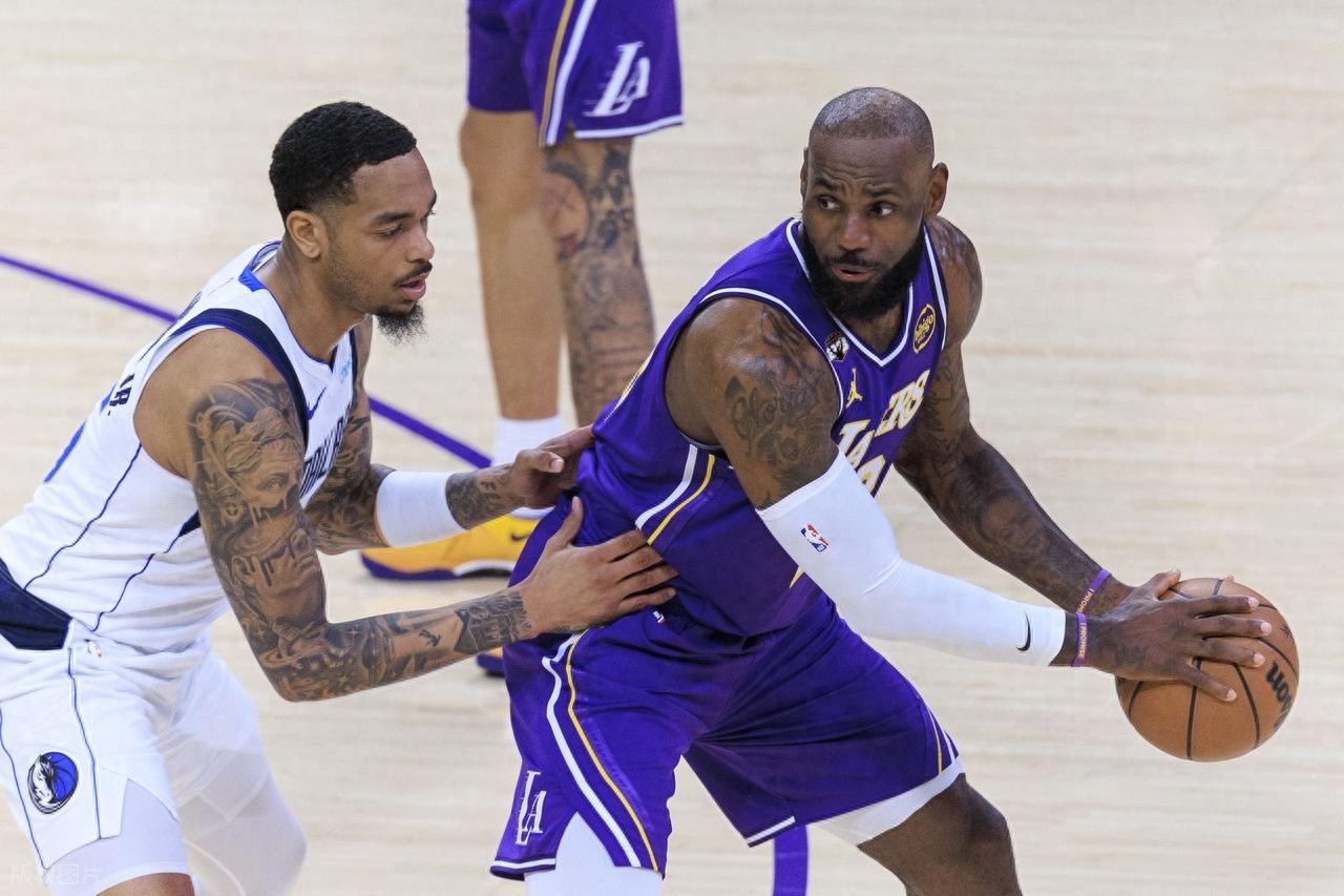 Triple-double đầu tiên trong mùa giải! LeBron James ghi 28 điểm, 10 rebounds và 12 kiến tạo, giúp Lakers dễ dàng đánh bại Mavericks và khiến đối thủ nhận chuỗi 9 trận thua liên tiếp