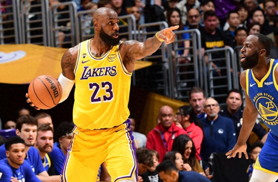 James ghi 20 điểm, 7 rebound và 10 kiến tạo bị Green khiêu khích! Lakers thắng 3 trận liên tiếp trả thù Warriors, Kennard ra mắt ghi 10 điểm