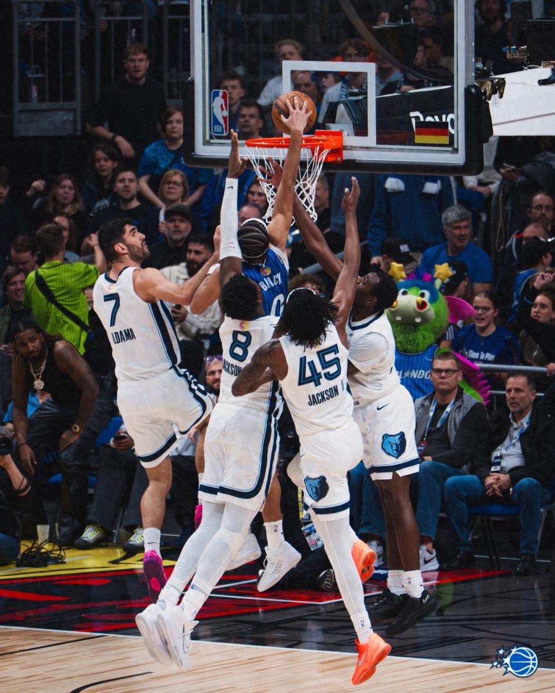 Tấn công nhanh phản công một đánh bốn! Đập bóng qua đầu bốn cầu thủ phòng ngự! Màn úp rổ đẹp nhất NBA năm nay đã đến!