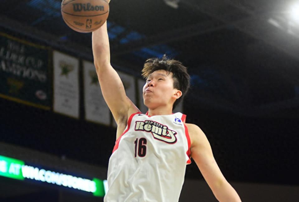 Đội Portland Trail Blazers công bố đưa Yang Hansen xuống đội dưới! Hôm nay anh sẽ chỉ huy đội Rip City Remix thi đấu playoff, thể thức loại trực tiếp một trận, mục tiêu là chiến thắng đội mạnh hơn.