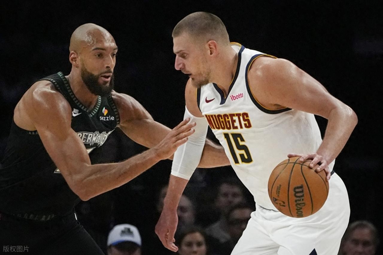 Nikola Jokić chỉ cầm 27 điểm với 7 lần ném thành công trong 26 lần ném, cùng 15 rebound và 3 kiến tạo, trong khi Dosun đóng vai trò quan trọng với 25 điểm và 9 kiến tạo, Wolves thắng Nuggets với tổng số 2-1