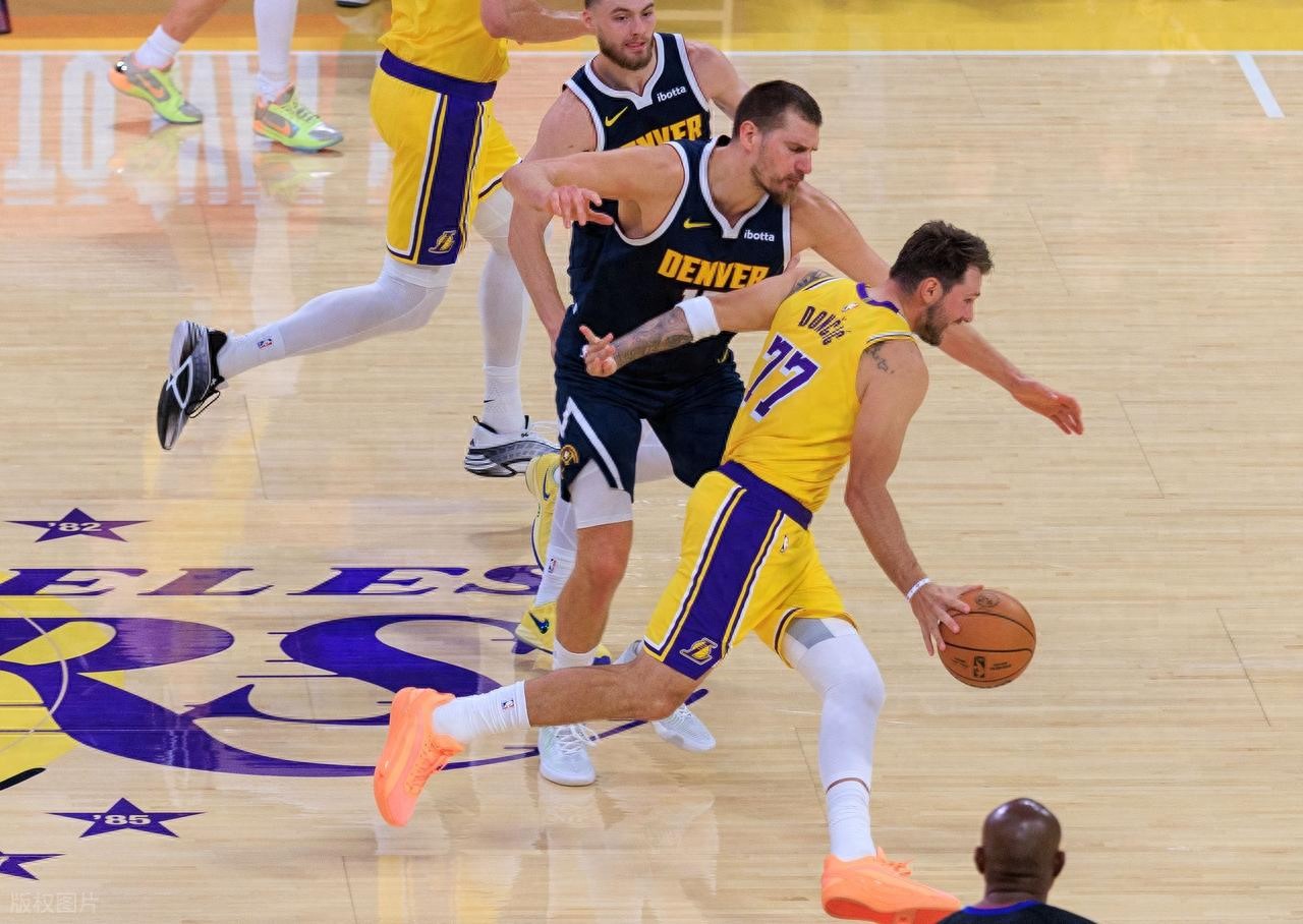 Johnson tung cùi chỏ vào Reeves, bị truất quyền thi đấu! Dončić 15 điểm, Jokić 17+6+8, Nuggets đánh bại Lakers!