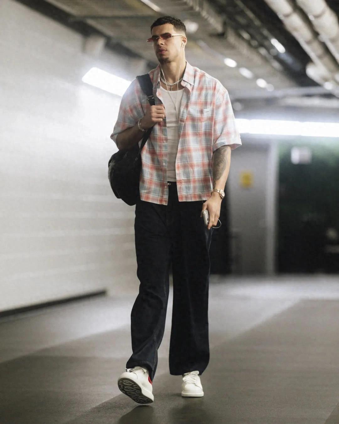 Tiền đạo ghi trung bình 25,6 điểm mỗi trận, chỉ cần một lượt chọn vòng đầu tiên