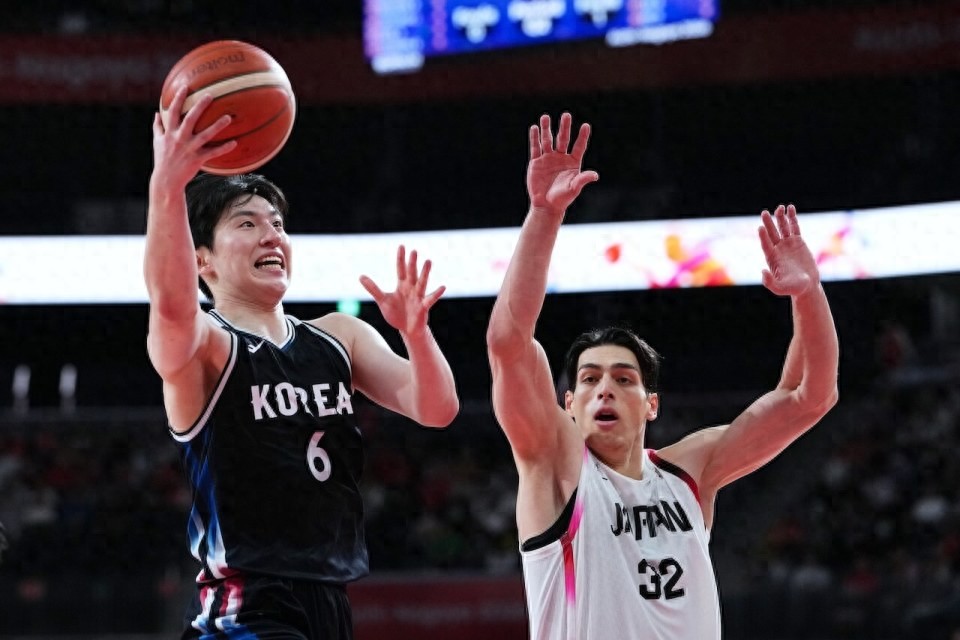 Ngày đầu tiên của trại huấn luyện đội Trail Blazers: Huấn luyện viên mới khen ngợi đối thủ cạnh tranh của Yang Hansen, Lee Hyun-joong gia nhập với hợp đồng không đảm bảo