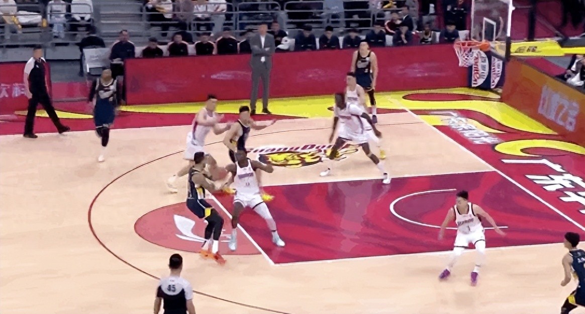 Diallo đã sỉ nhục trọng tài! Vương Thiếu Kiệt 7/7 ghi 17 điểm, Hồ Minh Hiên 11 điểm, Quảng Đông đánh bại Sơn Tây giành chuỗi 3 chiến thắng liên tiếp