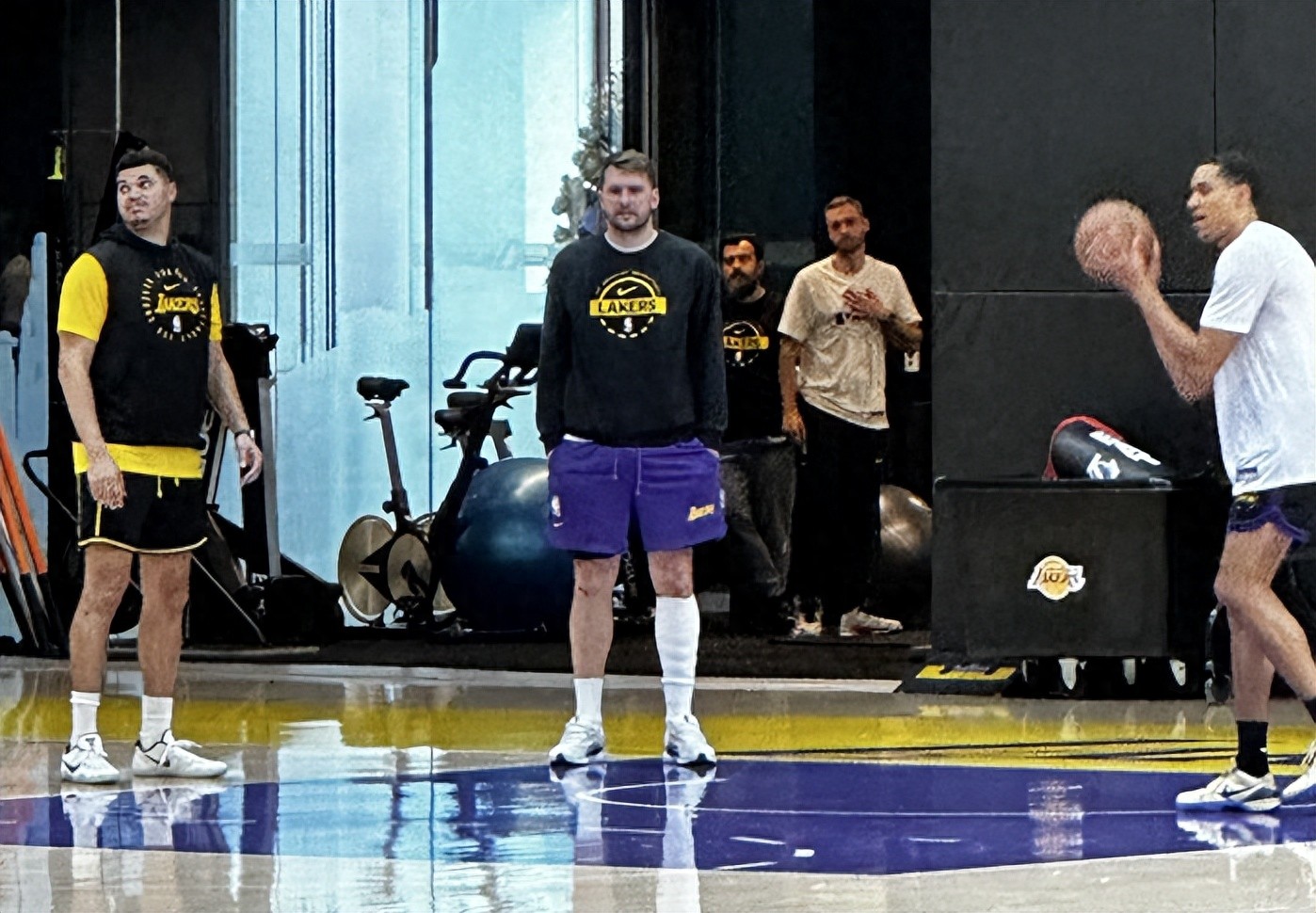 Ba cầu thủ Lakers được theo dõi hàng ngày! Doncic quấn băng bảo vệ, Reddick: Anh ấy bị Bogdan va vào bắp chân