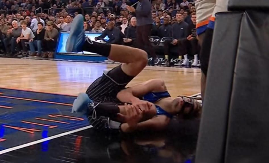 Wagner trẻ bị thương nặng! Cố gắng nhận bóng trên không nhưng bị phạm lỗi và ngã, chân trái không thể chịu lực, được dìu ra khỏi sân