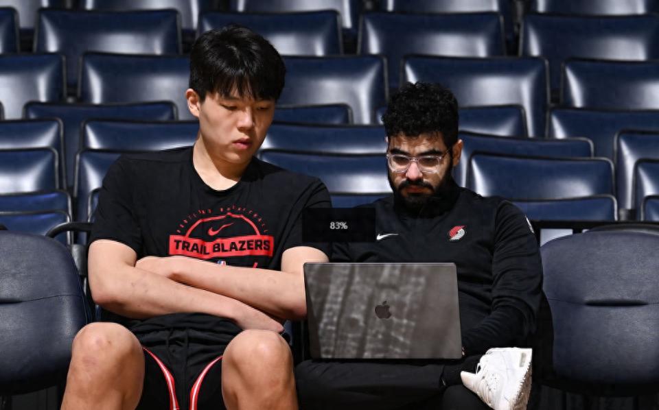 Portland Trail Blazers chính thức thông báo cho Yang Hansen xuống đội G-League! Phóng viên đội cho biết điểm yếu lớn nhất là khả năng đối kháng: cần đơn giản hóa các động tác tấn công