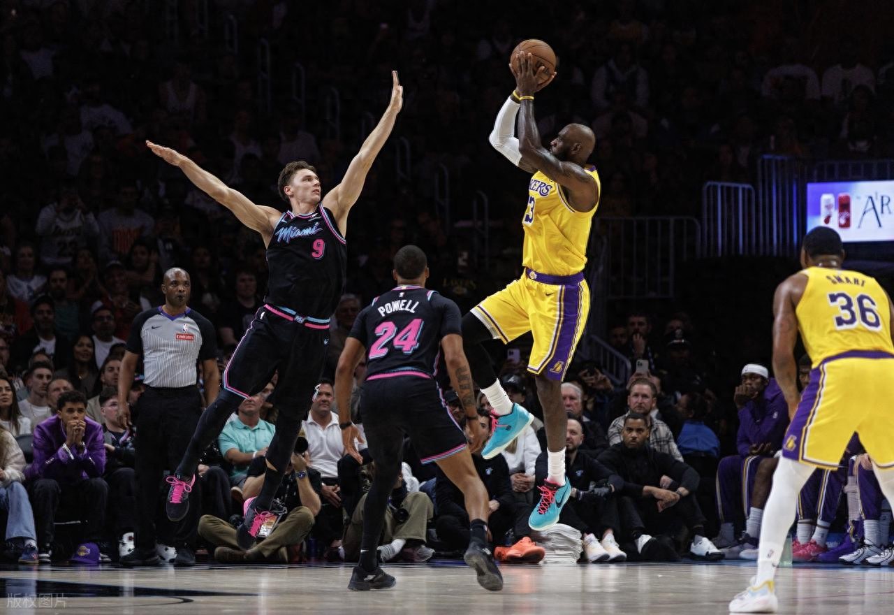 Kỷ lục hiện tại! James đồng hạng nhất về tổng số trận ra sân, Luka Doncic 60 điểm đạt hai cột mốc, Lakers thắng Heat