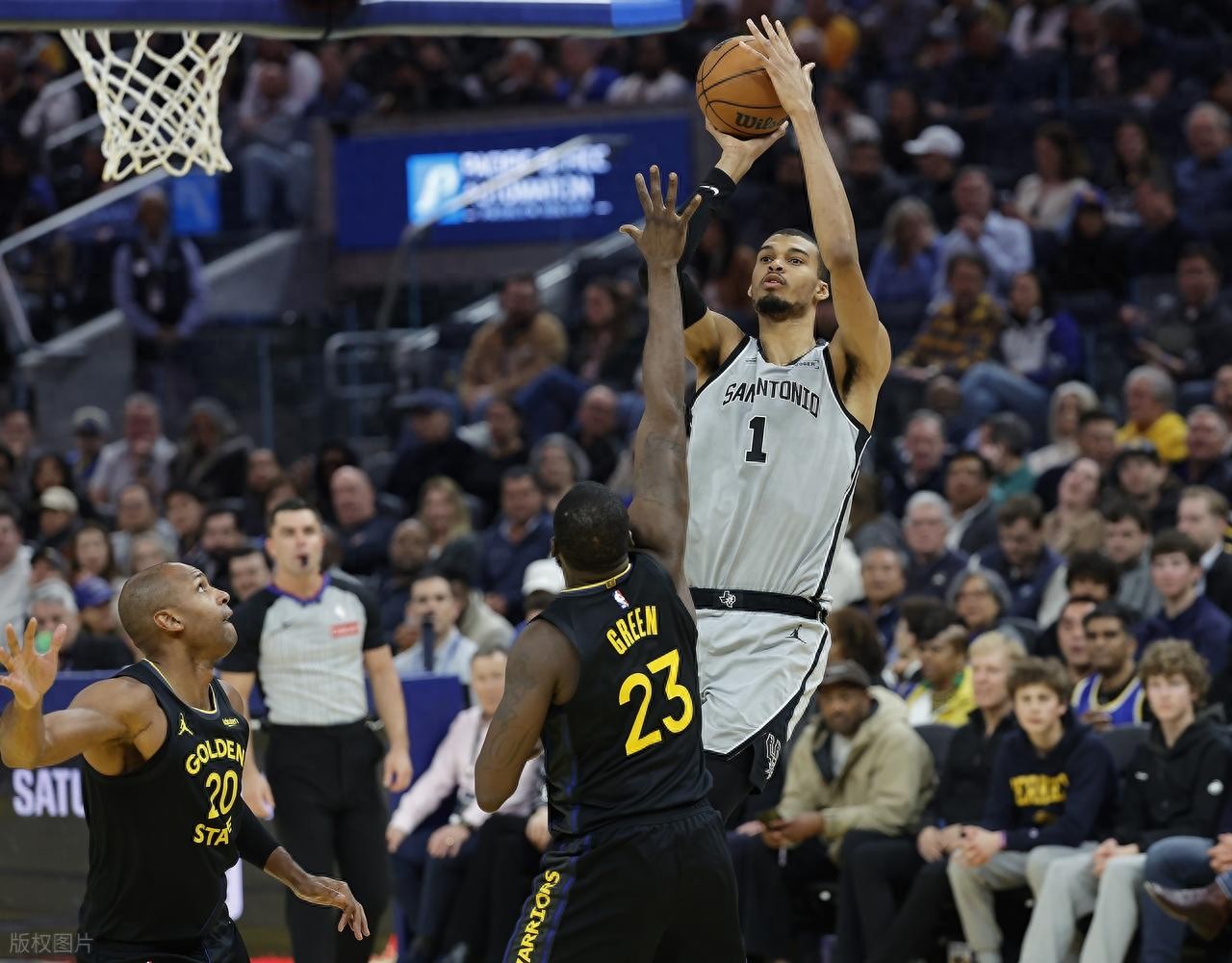 Curry tiếp tục vắng mặt! Viện binh Văn Ban Ya Ma ghi 26 điểm 9 rebound, Fox ghi 27 điểm, Spurs ngược dòng Warriors với cách biệt 16 điểm để giành chuỗi 6 chiến thắng liên tiếp