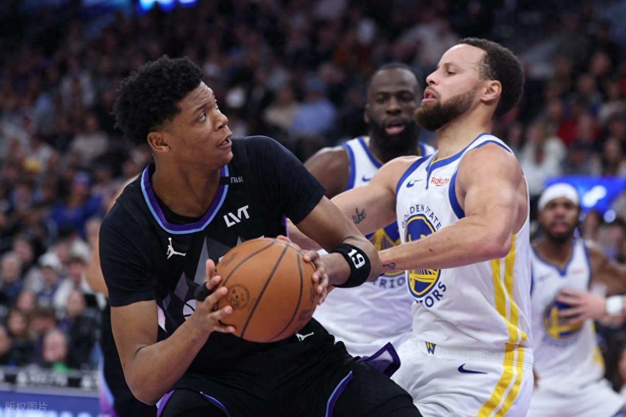 Toàn dân ra trận! Curry ghi 27 điểm, Warriors có 8 cầu thủ ghi trên 10 điểm, thắng lớn Jazz và khiến đối thủ nhận chuỗi 4 trận thua liên tiếp