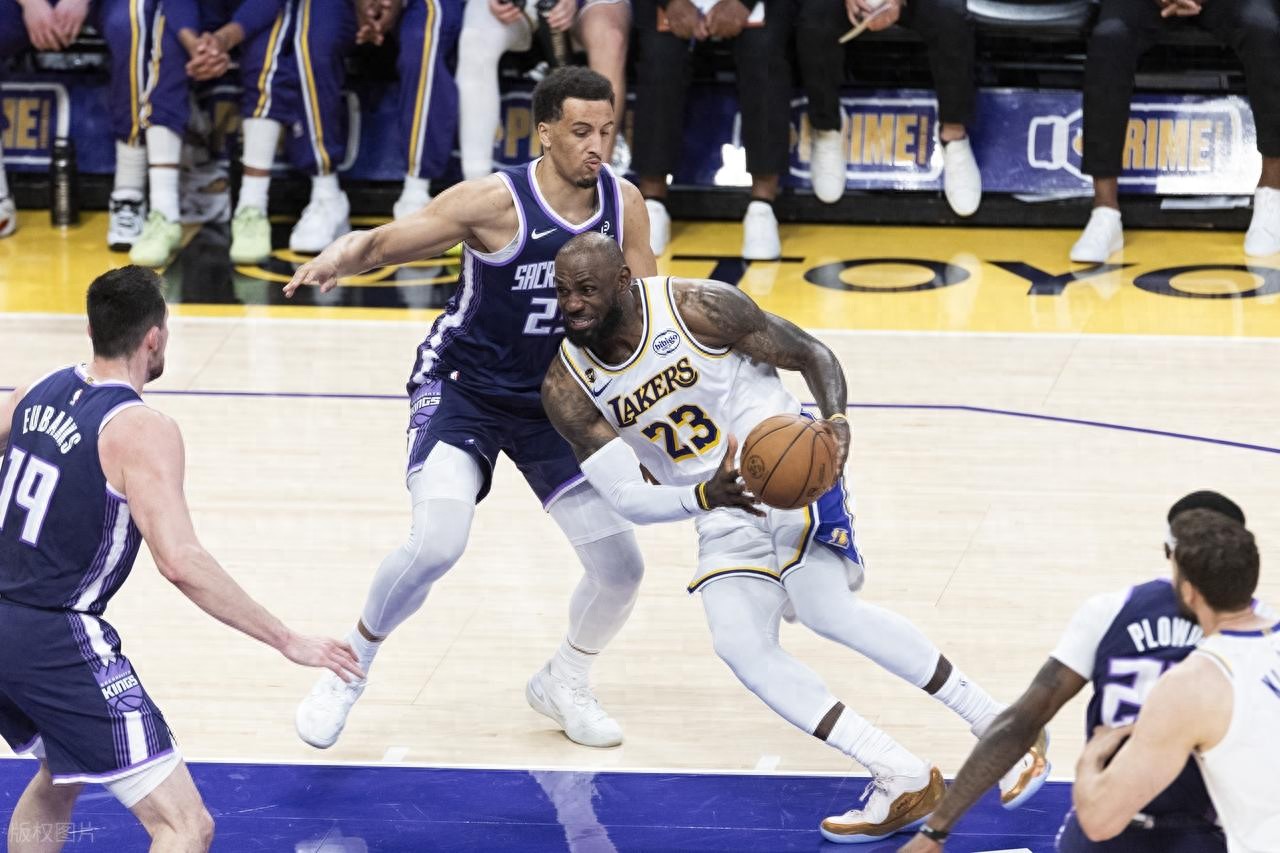 Lại tạo nên lịch sử! James đạt cột mốc kiến tạo trong sự nghiệp tại Lakers, Dončić 28+5+9, Lakers đại thắng Kings