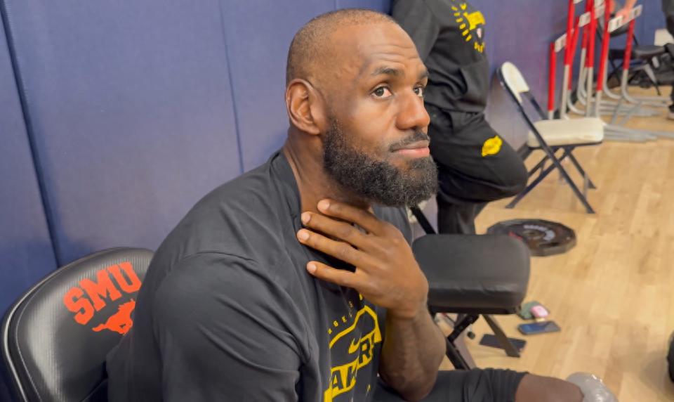 James: Tôi không thích chơi ở hai thành phố thì có vấn đề gì? Tôi cũng không thích trở về chơi ở quê hương