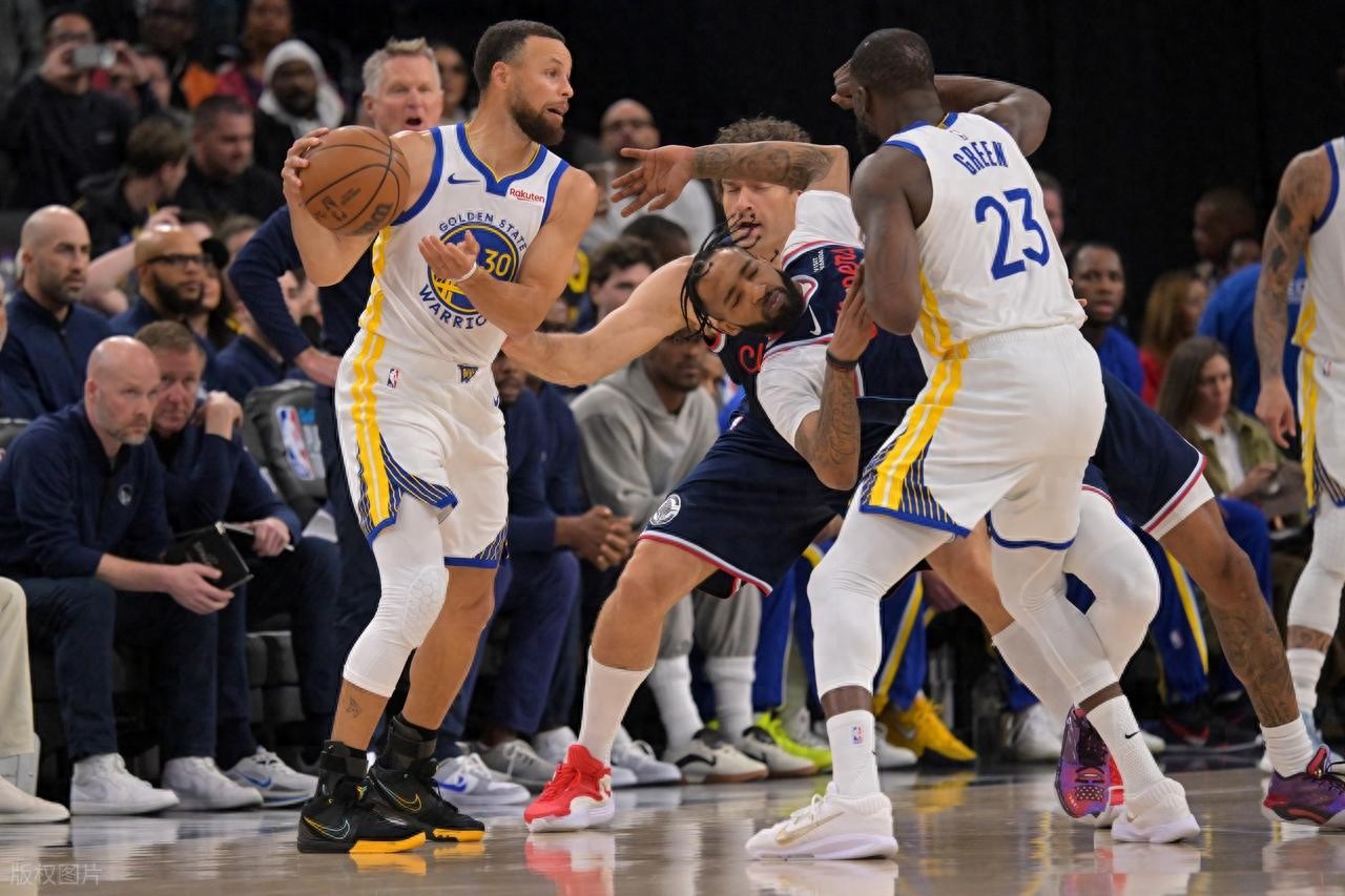 Curry định đoạt trận đấu! 7 cú ném ba điểm và 35 điểm, Warriors loại Clippers để đối đầu Suns tranh suất playoff