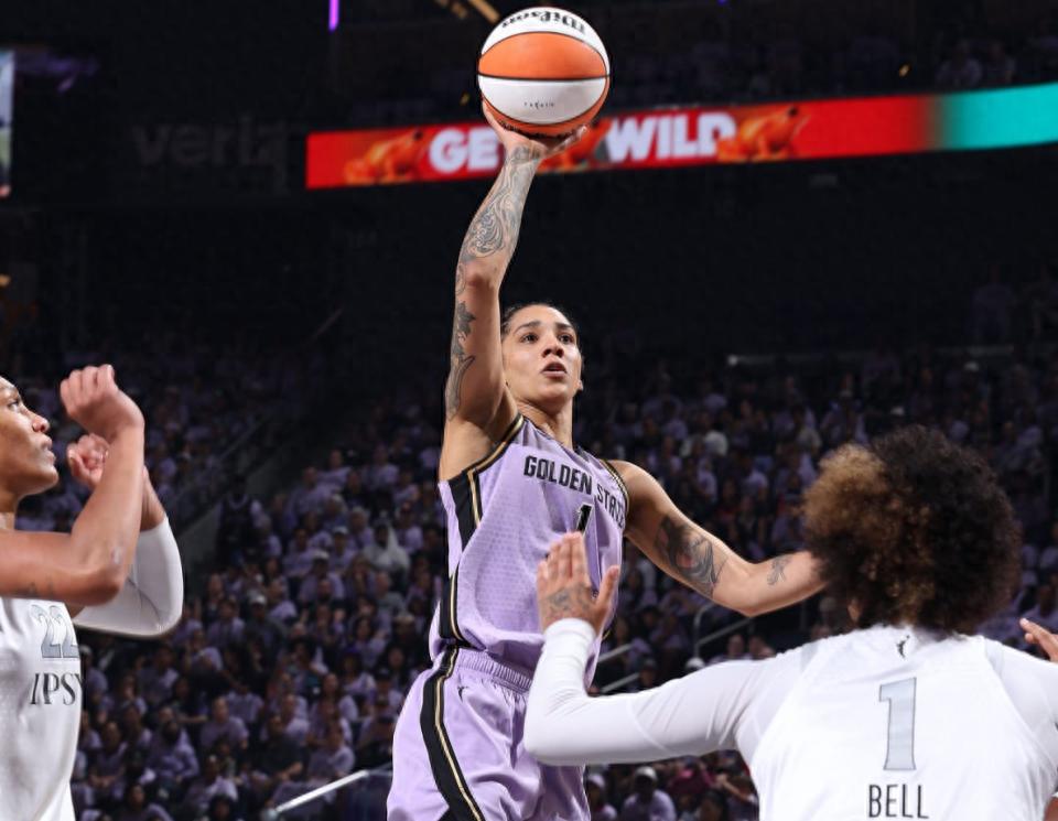 Bán kết WNBA G1: Valkyries lật đổ Aces; Gabby 25+11+5, A'ja 24 điểm.