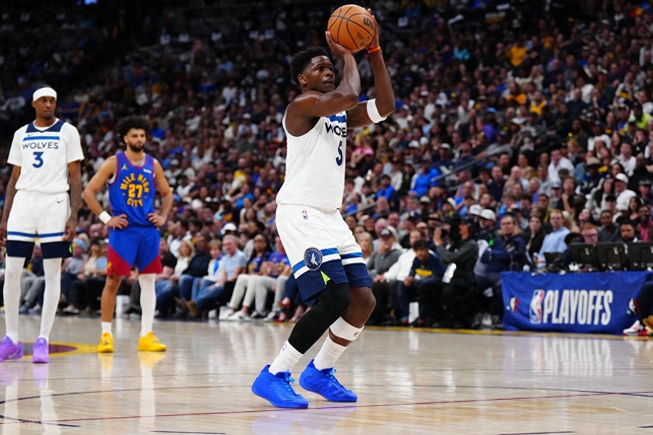 Jokic ghi 24+15+8, Edwards 30+10, Timberwolves lội ngược 19 điểm đánh bại Nuggets tỷ số tổng 1-1