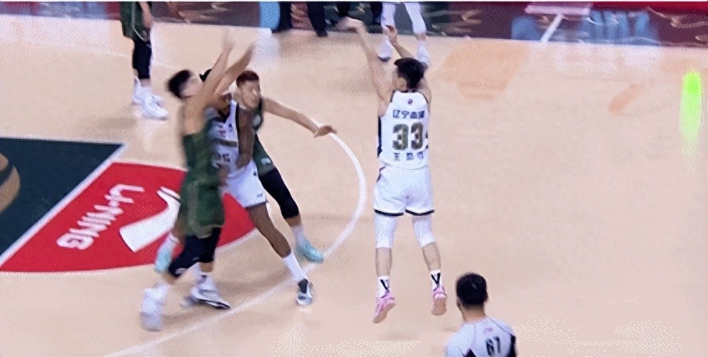 Thật khó tin mà vẫn thắng! Cả trận chỉ 16 cú ném 3 điểm, trúng có 3, Liêu Ninh vượt qua Đồng Tức, Quách Hạo Văn có 23 điểm và 8 kiến tạo nhưng vô ích.