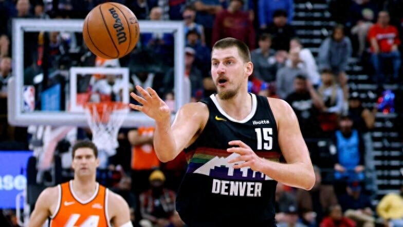 Lần đầu trong lịch sử NBA! Jokic một mình giành cả Vua hỗ trợ và Vua rebound trong một mùa giải: MVP còn có hy vọng không?