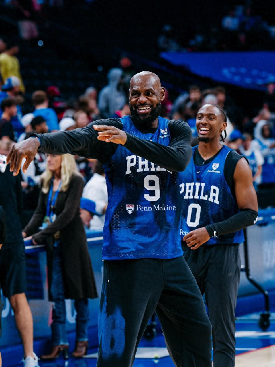 Cú úp rổ bắt bóng trên không cùng cú ném ba điểm của James! Buổi tập mở của 76ers sôi động: vé chỉ 10 đô la