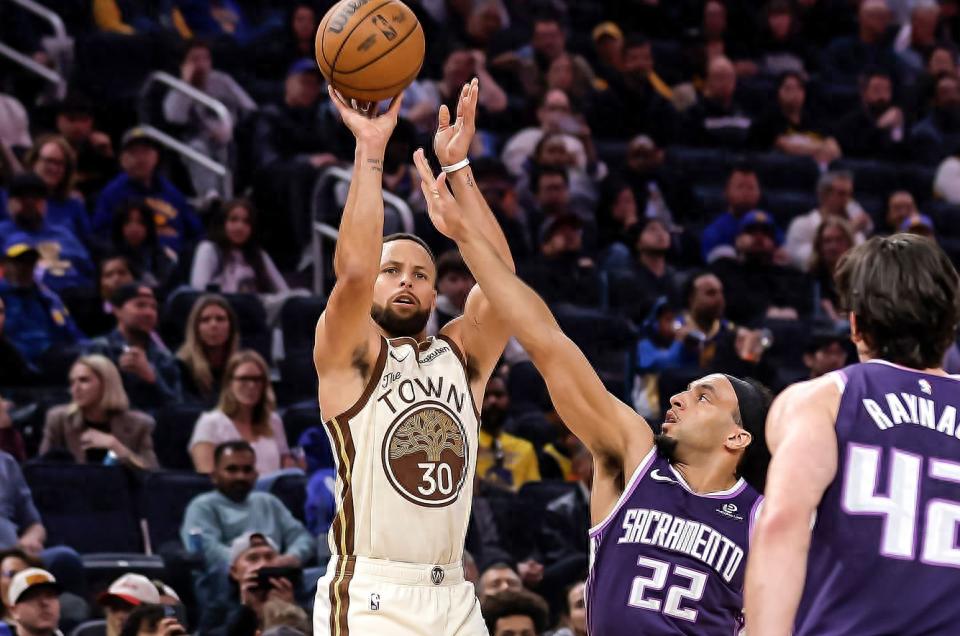 Chiến thắng của Warriors trước Kings chấm dứt chuỗi 4 trận thua! Curry ra sân từ băng ghế dự bị ghi 17 điểm: hai lần 3+1 trong 79 giây