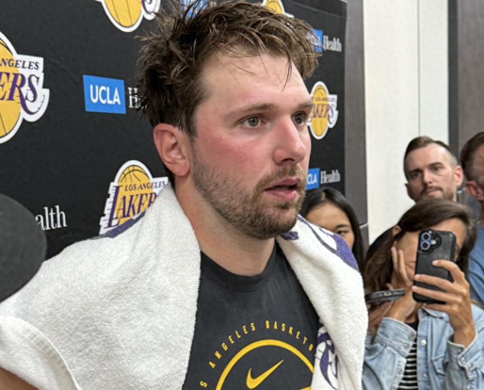 Ngày tập luyện đầu tiên của Lakers: Doncic tiết lộ đã thử nhiều đội hình xuất phát, Redick đặt ra ba mục tiêu lớn