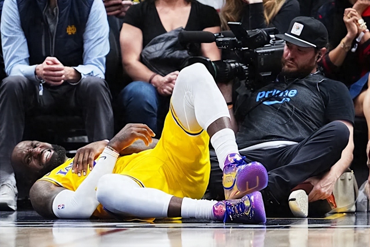 Chấn thương khuỷu tay trái + viêm khớp chân trái! LeBron James nghỉ thi đấu trận với Indiana Pacers hôm nay, Lakers có tổng cộng ba người không thể ra sân