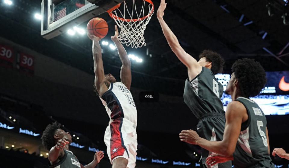 Không có cú ném nào! Huan Sinan 0 điểm, 2 rebound, 1 steal chỉ chơi chưa đến 11 phút, đội Thế giới thua đội Mỹ trong hiệp phụ